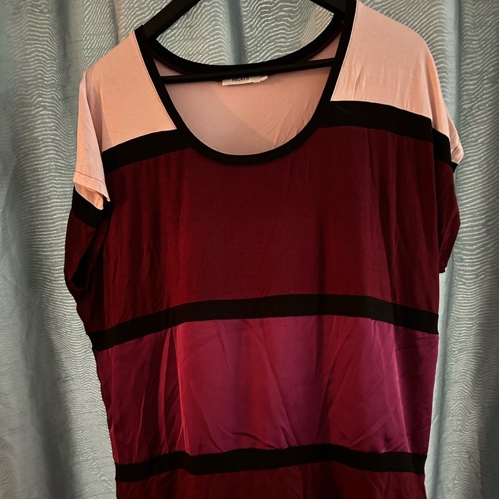 Ricki's Black and Burgundy Colorblock Tee -lg- comfortable top- new or like new
